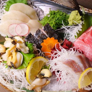 名物【貝魚刺盛り】。創業当時から変わらない朝獲鮮魚に舌鼓み