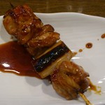 彩 - もも。正肉とも言う。鳥がよく使う筋肉部。締りがあり程よい脂身。佐賀、みつせ鶏の濃厚な味わい。