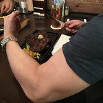 ビーフ インパクト - 筋肉さんの腕とステーキ