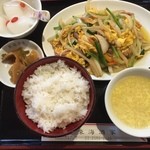 東海菜館 - 日替り定食は、豚肉と野菜の卵炒め700円。