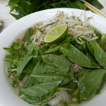 Pho Hoa - 葉っぱともやしをたっぷり乗せて。
