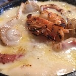 THE BARYAROU 500 - 蕨駅から徒歩5分くらいのところにある「バル野郎」でランチをしてきました。
店内の壁はブロックを積み上げてあり、テーブルやソファーの種類はバラバラだったりと、そんな空間なのにオシャレ感がたっぷりな店内です。
メニューも、石焼海鮮ドリアを最後はスープを入れてリゾット風に食べたりと変わりダネもあり、なかなか良い感じのお店です。
今回は、その石焼海鮮ドリアとトマト鍋というものを食してみました。
海鮮ドリア