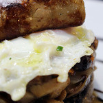 El Quim de la Boqueria - 下からきのこと玉ねぎのソテー、目玉焼き、そしてフォアグラと積み重なっている。