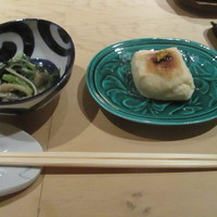 うち山 - 小鉢（シメジと青菜のお浸し）、焼き胡麻豆腐