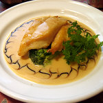 彼はスズキのソテー