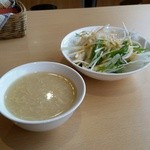 魔法のキッチン 中華BARU - サラダとスープ、このほかにデザートのオレンジまでつきました