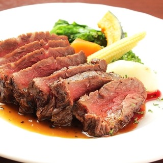 厳選されたお肉を中心にお肉料理を取り揃えております。