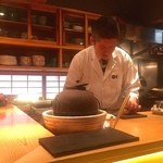 日本橋OIKAWA - 眼の前で調理が見えるのは楽しい♡ 
            調理台が水平なのはいいですね