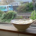 西端手打 上戸うどん - 電車も目の前を走ります。