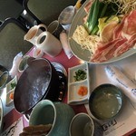 梅美津 - 豚しゃぶ定食の配膳　※後からご飯とデザートも出てきました。