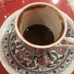 DEDE - トルココーヒー。
      最後はカップの下に、濃い〜コーヒーが溜まってます^^