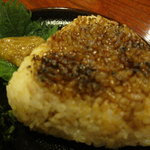 Sumiyakidokoro Hachi - 焼きおにぎりは、炭の香りたっぷりで　ナイスでした。