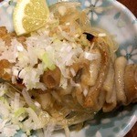 鳥勝 - とり皮ポン酢（180円）！皮が一本デーンとのっています