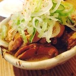 杉田もつ肉店 - これを頬ばると、もつ肉店の立ち飲みを覚えてよかったなーとしみじみ思ってしまう定番の煮込み。杉田ではオーソドックスながら煮込み加減を微妙に調整するというワザで、食感と味の深さのグラデーションを楽しむことができます。