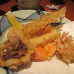 Takanosuke - 次の料理は天婦羅盛り合わせ、塩が添えられてるんで塩、天つゆ両方でいただきました。
                      