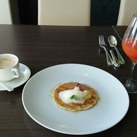 ビストロ ブルゴーニュ - プラン特典のパンケーキとジュース