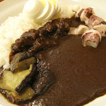 上田カリー - イカカリーです。同じくトッピングは、揚げ茄子と茹で玉子。
