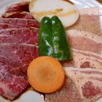 大衆肉料理 榎久 - ランチ焼肉定食の肉　牛豚　