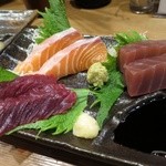 居酒屋かんさい - お造り盛り合わせ(くじら赤身、サーモン、まぐろ)