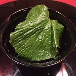 にくの匠 三芳 - サーロインとイカの寿司（わさびの葉っぱの蓋付き）