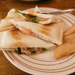 シャルドン - ツナと海老チリのホットサンド16.3