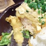 ワン・ツー・ドン - 揚げたての鶏天は薄らとピンク色で、長さ１０センチくらいのが２ピース。