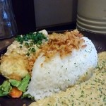 ワン・ツー・ドン - ライスと同じくらいの大きさの鶏天南蛮は自家製の甘酢＋タルタルがかかっています！