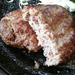 味処 大作 - ふっくら仕上がった豚肉のハンバーグです
