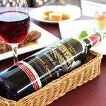 レストランフリアンディーズ - 船便でやってくる様々なワインを取り揃えております。