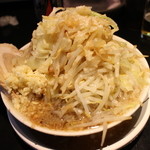 麺家 德 - ラーメン(麺・野菜大盛り無料で790円、斜め上から)