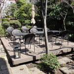 Sobadokoro Kunisaku - 庭の一画にはテラス席が