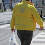 Rodman's Discount Food and Drug - X氏の後ろ姿。アメリカ人でこのジャージを持っている人はまずいないでしょう。