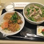 Nha Viet Nam - フォーとカレーのハーフセット。デザートにタピオカココナッツミルク付き。