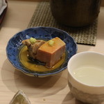 日本橋蛎殻町 すぎた - あん肝には日本酒（新政）を添えて