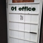 抱 le four sous les toits - この白い扉から入ります。