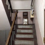 抱 le four sous les toits - こんな階段を４階まで登ります。