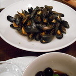 デザミ - 前菜②：モンサンミッシェル産ムール貝の白ワイン蒸し