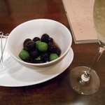 デザミ - 前菜①：オリーブとシャンパン（カバ・スペイン）