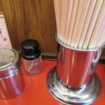 赤湯ラーメン 龍上海 - シンプルな卓上。                     28.4.15