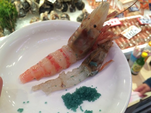 北鉄金沢 食べ歩き に非常に力を入れた人気鮮魚店 金沢ならではの 食べ歩きの逸品 を楽しむことができます W By 湊屋猫助 島田水産 北鉄金沢 魚介料理 海鮮料理 食べログ