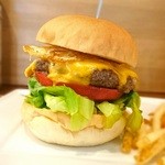 ザ バーガー バウズ - エッグバーガー・チェダーチーズトッピング   1100円