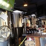 ​Waikiki Brewing Company - カウンターとビアタンク