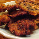 ミルミレ - お通し（鶏皮に胡麻入りの衣をつけてカリカリに揚げてある）