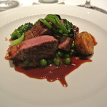 ラ・トルテュ - 江別産黒豚肩ロースのグリル
      エンドウ豆、シェリーヴィネガーソース