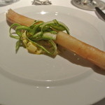 ラ・トルテュ - 白アスパラのブリック
      白アスパラのタルタルとトリュフ塩