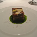 ラ・トルテュ - 牛の頬肉と大統領椎茸の煮こごりパセリのソース