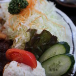 法楽屋 - かつめしの付け合わせといえば、茹でキャベツだが、このお店はキャベツの千切り