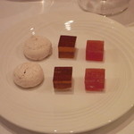 レストラン　シュバル ブラン - 小菓子（ココナツメレンゲ焼き、コーラキューブ、トマトキューブ）