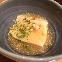 大山鶏と鮮魚 居酒屋 まいか - お通しのお豆腐。アラレ添え