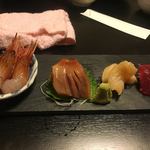 三幸 - お刺身
                                ※見切れてますが，もう一品しめさばが右端に…